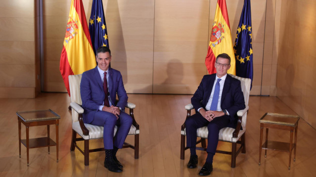 Sánchez y Feijóo en su reunión en el Congreso