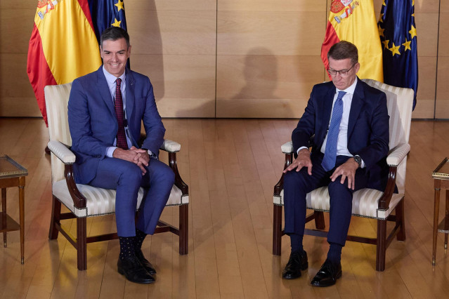 El presidente del Gobierno en funciones y líder del PSOE, Pedro Sánchez (i) y el presidente del PP, Alberto Núñez Feijóo (d), en su reunión en el Congreso de los Diputados