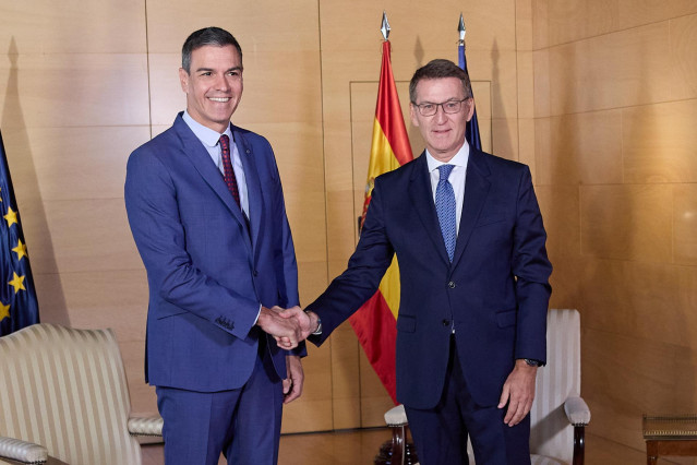 El presidente del Gobierno en funciones y líder del PSOE, Pedro Sánchez (i) y el presidente del PP, Alberto Núñez Feijóo (d), se saludan a su llegada a una reunión en el Congreso de los Diputados, a 30 de agosto de 2023, en Madrid (España). Según fuentes