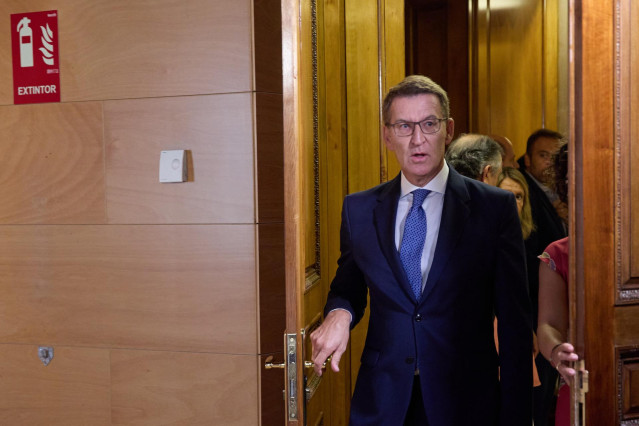 El presidente del PP, Alberto Núñez Feijóo, a su llegada a una reunión con el presidente del Gobierno