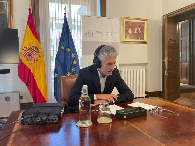 El ministro del Interior, Fernando Grande-Marlaska, conversa con el comandante de la patrulla 'Río Tajo'