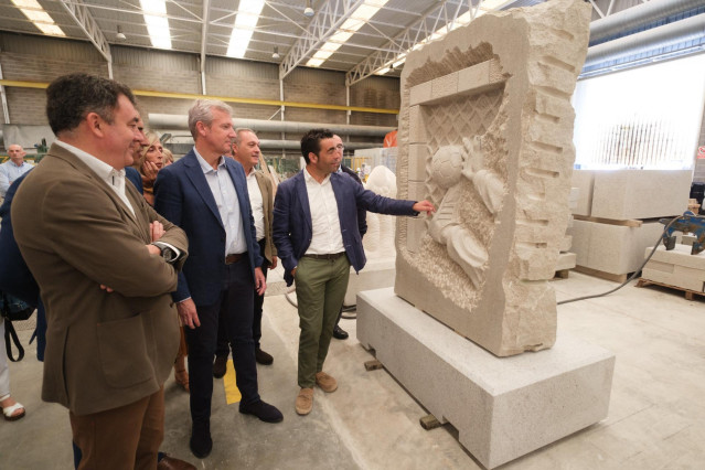 El presidente de la Xunta, Alfonso Rueda, visita la Escola de Cantería