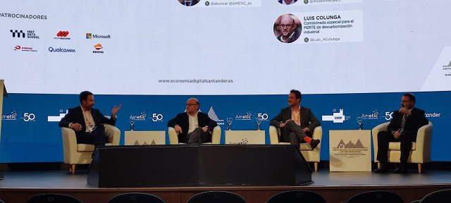 Archivo - Mesa en el encuentro de Ametic en la que participa Luis Colunga (en el centro de la imagen). En Santander, a 30 de agosto de 2023.