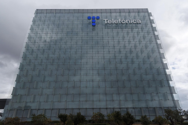 Archivo - Fachada de la sede de Telefónica en Madrid (España)