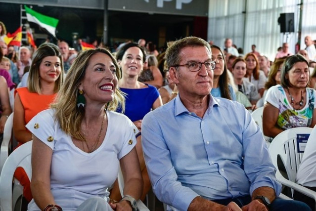 La presidenta de la Junta de Extremadura, María Guardiola, junto al 'popular' Alberto Núñez Feijóo
