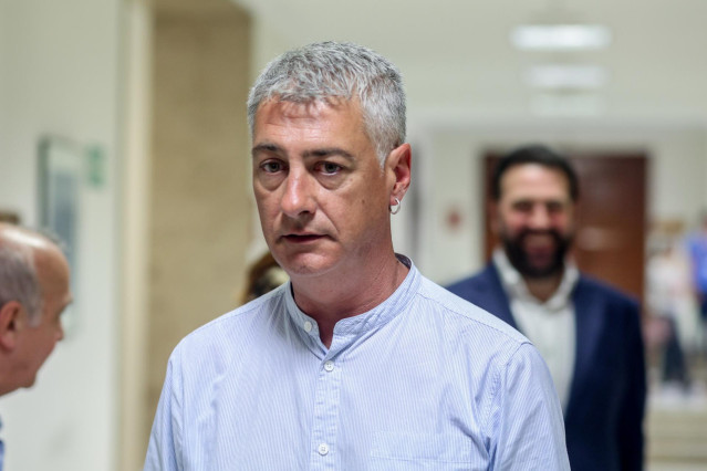 El diputado de EH Bildu Oskar Matute, llega para presentar sus credenciales en el Congreso de los Diputados, a 14 de agosto de 2023