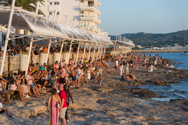 Archivo - Turistas en la costa de Ibiza