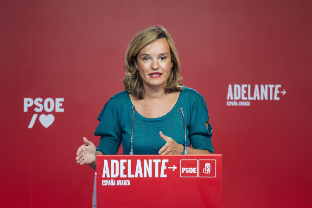 La portavoz de la CEF y ministra de Educación y FP, Pilar Alegría, ofrece una rueda de prensa tras la reunión de la Comisión Ejecutiva Federal del PSOE, en la sede de Ferraz, a 30 de agosto de 2023, en Madrid (España). El presidente del PP, Alberto Núñez