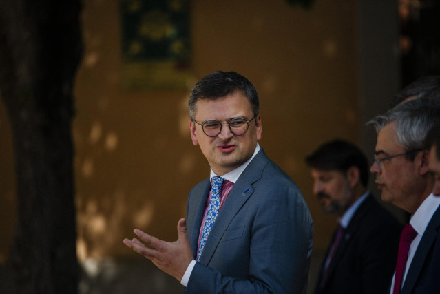 Jose Manuel Albares, Ministro de Asuntos Exteriores, Unión Europea y Cooperación y Dmytro Kuleba, Ministro de asuntos exteriores de Ukrania celebran el trabajo conjunto realizado en la guerra de Ukrania. El mandatario ucranio ha agradecido el enorme y con