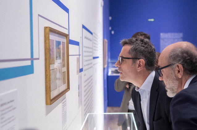 El ministro de la Presidencia, Relaciones con las Cortes y Memoria Democrática en funciones, Félix Bolaños durante su visita a la exposición ‘El exilio intelectual en Puerto Rico’, en la Biblioteca Nacional de España (BNE).
