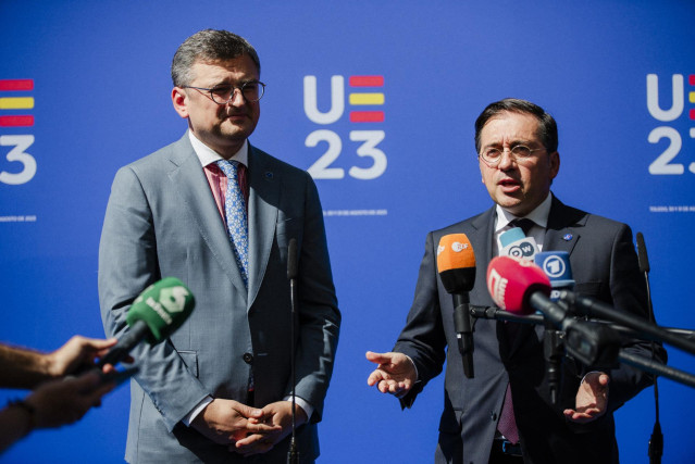 Jose Manuel Albares, Ministro de Asuntos Exteriores, Unión Europea y Cooperación y Dimitro Kuleba, Ministro de asuntos exteriores de Ucrania