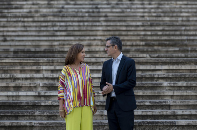 El ministro de la Presidencia, Relaciones con las Cortes y Memoria Democrática en funciones, Félix Bolaños y la directora de la Biblioteca Nacional de España, Ana Santos Aramburo, durante su visita a la exposición ‘El exilio intelectual en Puerto Rico’.