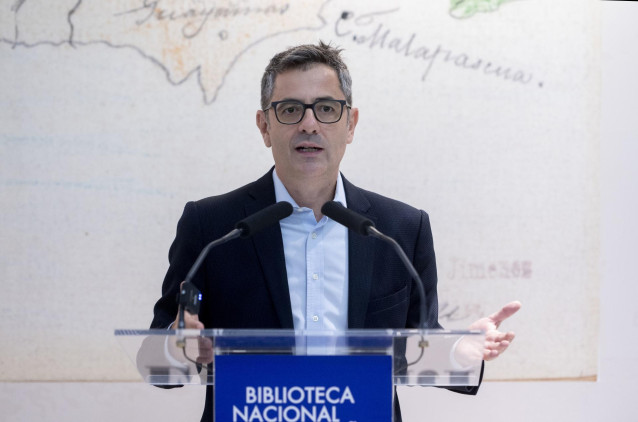 El ministro de la Presidencia, Relaciones con las Cortes y Memoria Democrática en funciones, Félix Bolaños, ofrece declaraciones a los medios durante su visita a la exposición ‘El exilio intelectual en Puerto Rico’, en la Biblioteca Nacional de España.