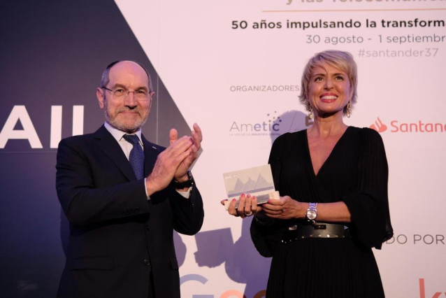 Archivo - De izq a dcha: el presidente de Ametic, Pedro Mier, entre a la secretaria de Estado de Digitalización e Inteligencia Artificial, Carme Artigas, el premio  de Ametic 'Impulso de las TIC en la empresa española 2023', en Santander a 31 de agosto de
