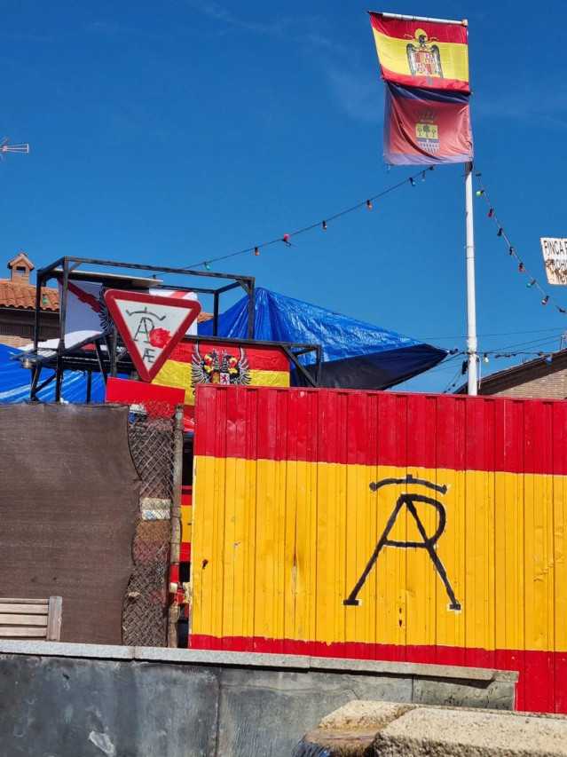 Una bandera preconstitucional ondea junto a la enseña de Moraleja de Enmedio