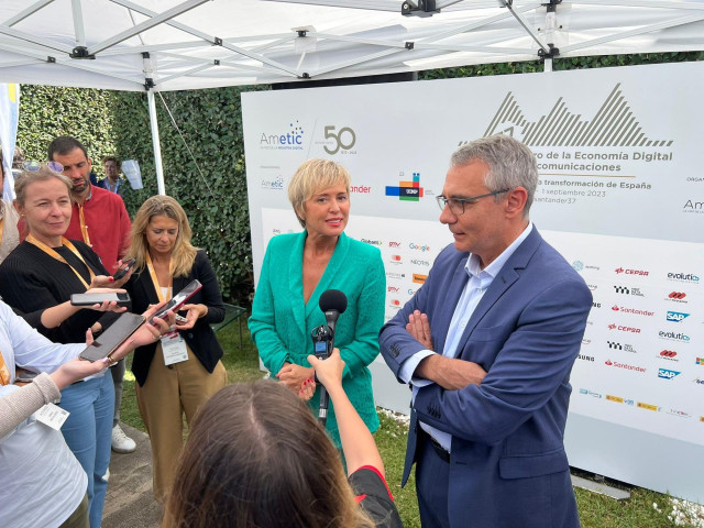 Archivo - La sec. De Estado de Digitalización e Inteligencia Artificial, Carme Artigas, y el director general de Red.Es, Alberto Martínez Lacambra, en el 37 'Encuentro de la economía digital y las telecomunicaciones' de Ametic, en Santander, a 31 de agost
