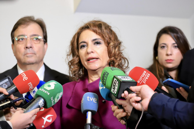 Archivo - María Jesús Montero, atiende a los medios de comunicación, junto a Guillermo Fernández Vara, en una imagen de archivo.