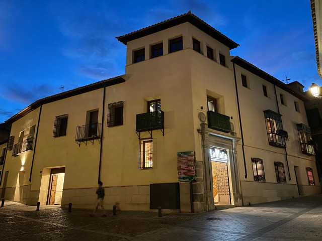 Restaurante de La Mafia se sienta a la mesa en Toledo