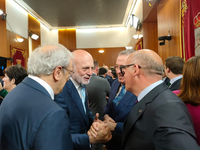 Archivo - Manuel Cabezas saluda a Manuel Baltar en el Parlamento