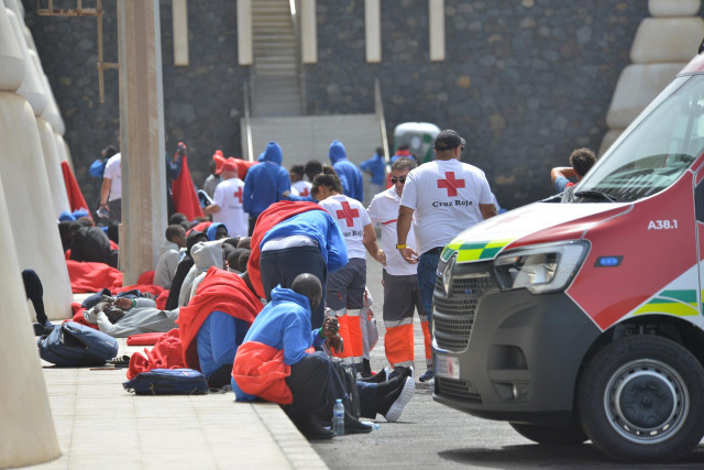 Varios inmigrantes son atendidos por los servicios de emergencias, en el Puerto de la Restinga