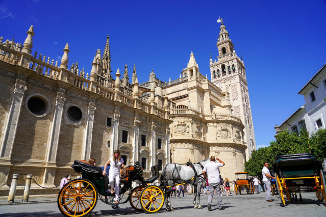 Archivo - Gran cantidad de turistas por el entorno de  la Catedral de Sevilla, durante el Puente del Pilar  a 11 de octubre del 2021 en Sevilla (Andalucía).