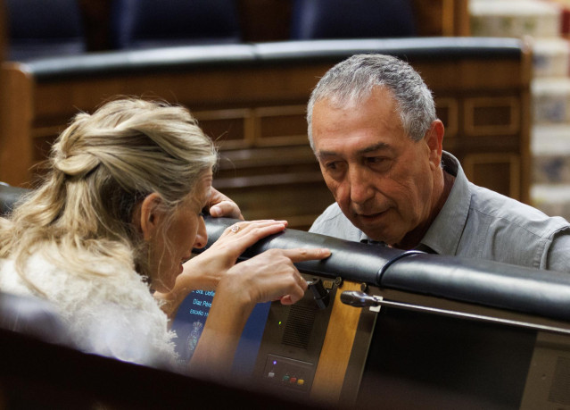 Archivo - La vicepresidenta segunda y ministra de Trabajo y Economía Social, Yolanda Díaz, y el candidato a la presidencia de la Generalitat por Compromís y diputado en las Cortes, Joan Baldoví, conversan durante una sesión plenaria