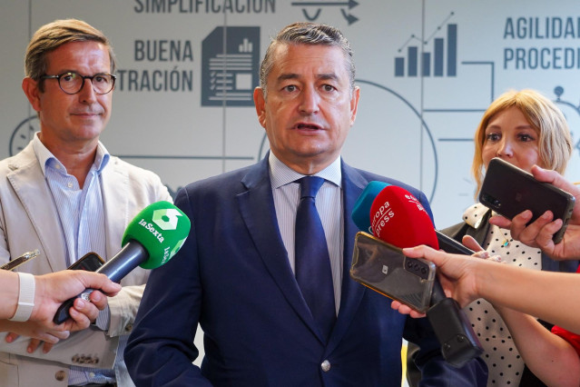 El consejero de la Presidencia, Interior, Diálogo Social y Simplificación Administrativa, Antonio Sanz, atiende a los medios de comunicación tras la visita a la (UAP), a 1 de septiembre de 2023, en Sevilla, (Andalucía, España).  El consejero de la Preside