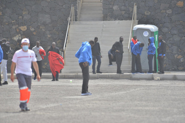 Varios inmigrantes llegados al puerto de La Restinga