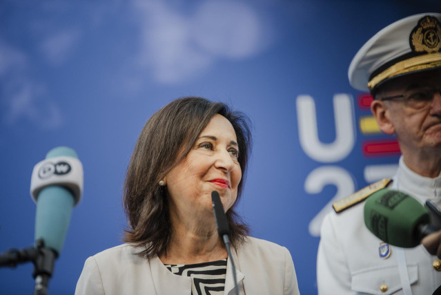 La ministra de Defensa en funciones, Margarita Robles junto al Jefe de Estado Mayor de la Defensa (JEMAD), almirante general Teodoro López Calderón, ofrece declaraciones a los medios a su llegada a la Cumbre Europea de Defensa, en el Campus de la Fábrica