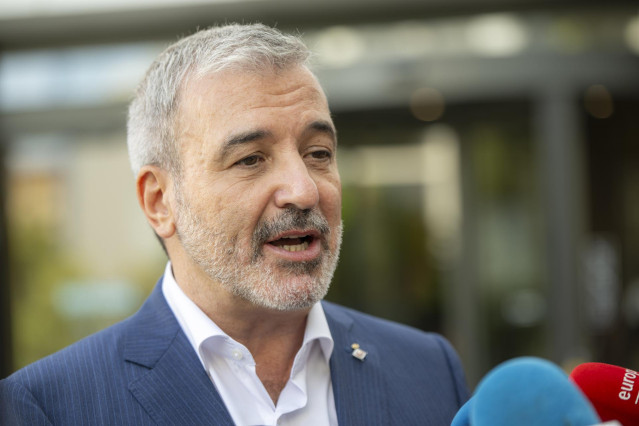 Archivo - El alcalde de Barcelona, Jaume Collboni, atiende a los medios a su salida de la capilla ardiente del historietista Francisco Ibáñez en el Tanatorio Sancho de Ávila, a 16 de julio de 2023, en Barcelona, Cataluña (España).