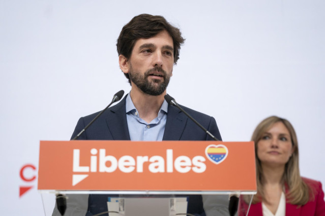 Archivo - El secretario general de Ciudadanos, Adrián Vázquez, junto con la dimitida Patricia Guasp