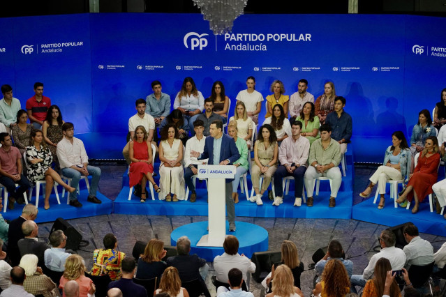 El presidente del PP-A, Juanma Moreno, durante su intervención en el acto de inicio del curso político del PP andaluz. A 3 de septiembre de 2023 en Torremolinos (Málaga, Andalucía, España).  El PP andaluz ha celebrado este domingo en el Palacio de Congres