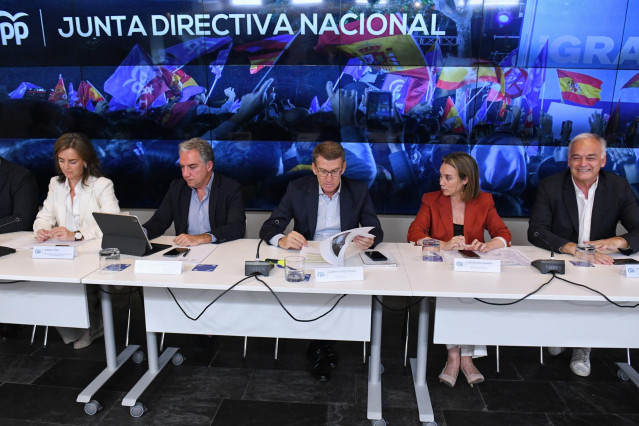 Archivo - (I-D) La vicesecretaría de Políticas Sociales y Reto Demográfico, Carmen Funez; el coordinador general del PP, Elías Bendodo; el presidente del Partido Popular y candidato a la presidencia del Gobierno, Alberto Núñez Feijóo; la secretaria genera