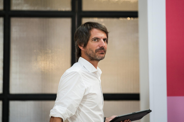 El portavoz de Sumar, Ernest Urtasun, a su salida de una rueda de prensa, en el Espacio Larra, a 28 de agosto de 2023, en Madrid (España).