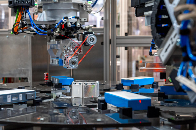 Archivo - Producción de componentes electrónicos en la planta de BMW en Leipzig (Alemania)