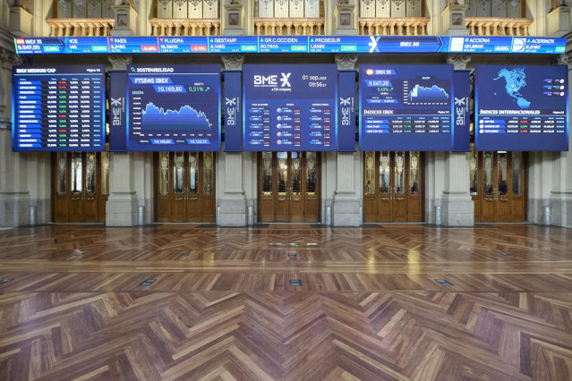 Varios paneles del Ibex 35 en el Palacio de la Bolsa, a 1 de septiembre de 2023, en Madrid (España).