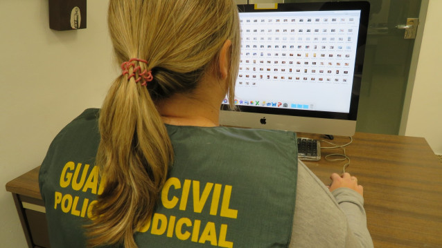 Archivo - Una agente de la Guardia Civil frente a un ordenador.