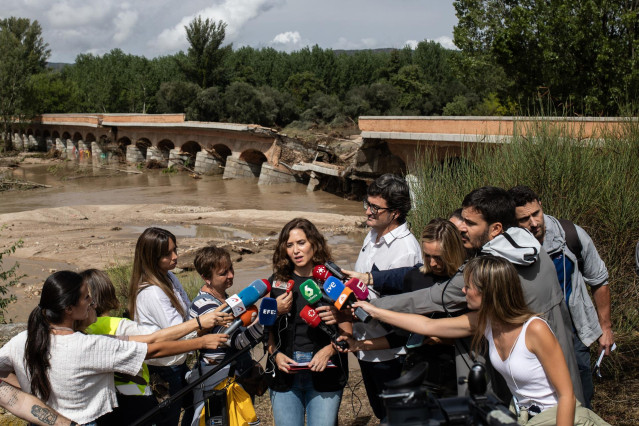 La presidenta de la Comunidad de Madrid, Isabel Díaz Ayuso, durante una visita al municipio de Aldea del Fresno, uno de los más afectados por la depresión aislada en niveles altos (DANA), a 4 de septiembre de 2023, en Aldea del Fresno