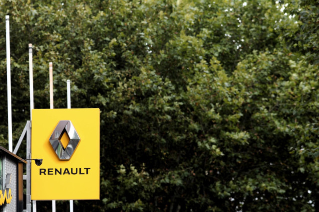 Archivo - Logo de Renault en un concesionario de Madrid.