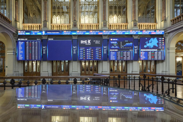 Varios paneles del Ibex 35 en el Palacio de la Bolsa, a 1 de septiembre de 2023, en Madrid (España).
