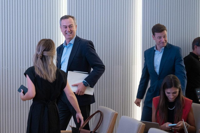 Archivo - El consejero delegado de Banco Sabadell, César González-Bueno (2i), y el director financiero de Banco Sabadell, Leopoldo Alvear (1d), a su llegada a una rueda de prensa de presentación de los resultados de la empresa del primer semestre del 2023