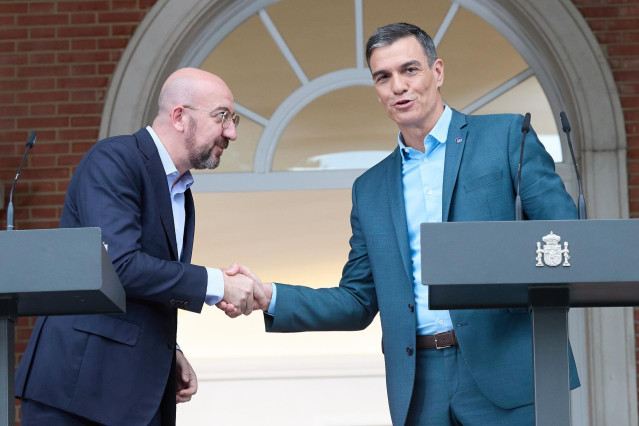 Archivo - El presidente del Gobierno, Pedro Sánchez (d), y el presidente del Consejo Europeo, Charles Michel (i),