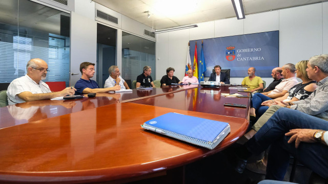 El consejero de Desarrollo Rural, Ganadería, Pesca y Alimentación, Pablo Palencia, se reúne con el sector ganadero y otras organizaciones para abordar los casos de enfermedad hemorrágica epizoótica