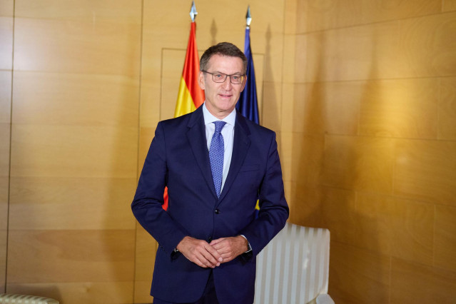 El presidente del PP, Alberto Núñez Feijóo, espera al presidente del Gobierno en funciones y líder del PSOE para su reunión en el Congreso de los Diputados, a 30 de agosto de 2023, en Madrid (España). Según fuentes del PP, Feijóo contactó el lunes, 28 de
