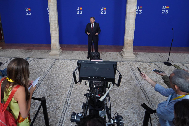 El ministro de Agricultura, Pesca y Alimentación en funciones, Luis Planas, atiende a medios en el Palacio de Congresos antes de recibir a los ministros y jefes de delegación en la Reunión Informal de Ministros (RIM) de Agricultura de la UE en Córdoba.