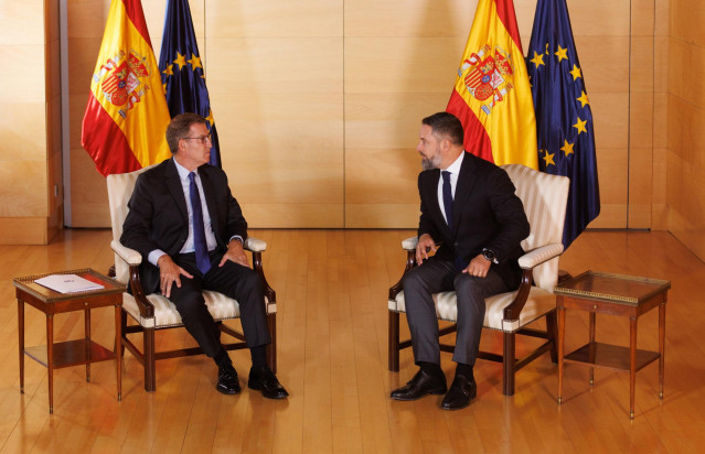 El lider del PP, Alberto Núñez Feijóo (i) y el líder de VOX, Santiago Abascal (d), durante una reunión en el Congreso de los Diputados, a 5 de septiembre de 2023, en Madrid (España). El líder del Partido Popular, Alberto Núñez Feijóo, mantiene hoy una reu