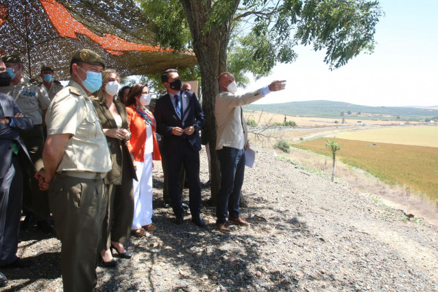 Archivo - Visita de las autoridades a los terrenos de La Rinconada donde se instalará la base logística del Ejército de Tierra en el término de Córdoba.