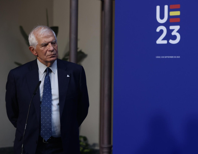 El alto representante de la Unión Europea para Asuntos Exteriores y Política de Seguridad, Josep Borrell, atiende a los medios en la reunion informal de cooperación al desarrollo de ministros europeos celebrada en Cádiz