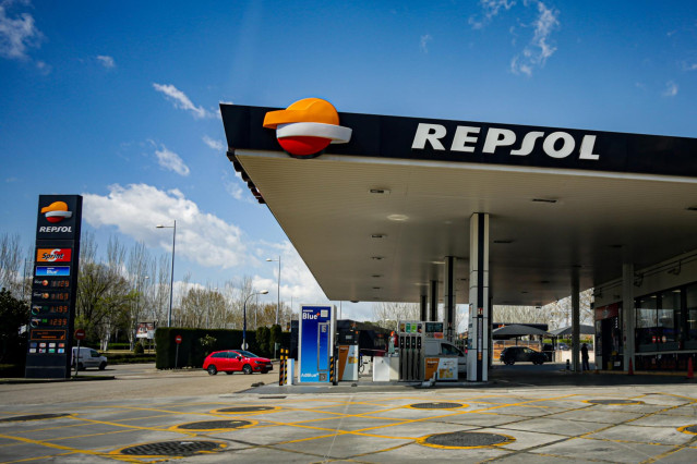 Archivo - Gasolinera de Repsol ubicada en Madrid.