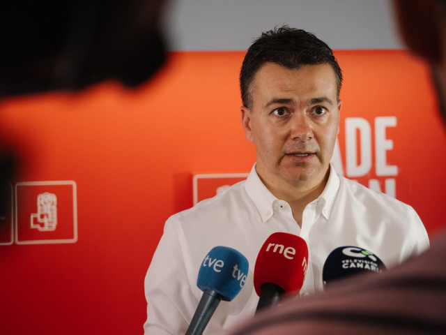 Archivo - El ministro de Industria, Comercio y Turismo y cabeza de lista del PSOE por Santa Cruz de Tenerife, Héctor Gómez, atiende a los medios de comunicación